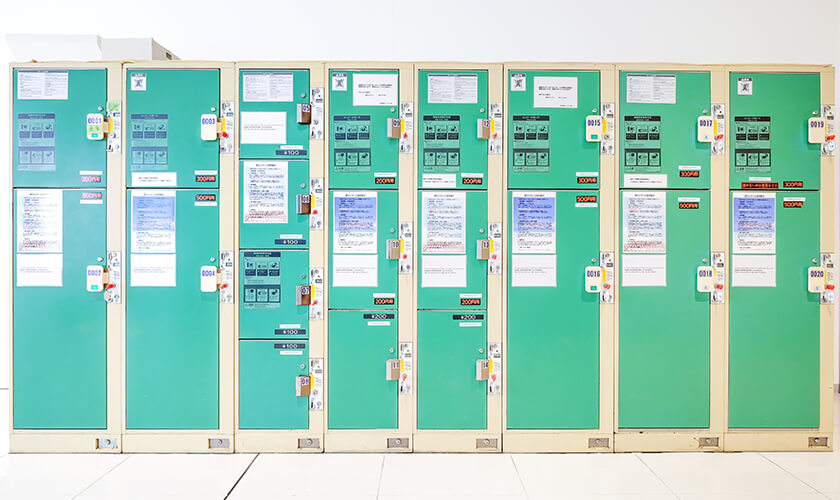 スーツケースの収納が可能なコインロッカーです。料金や大きさは下の表をご覧ください。