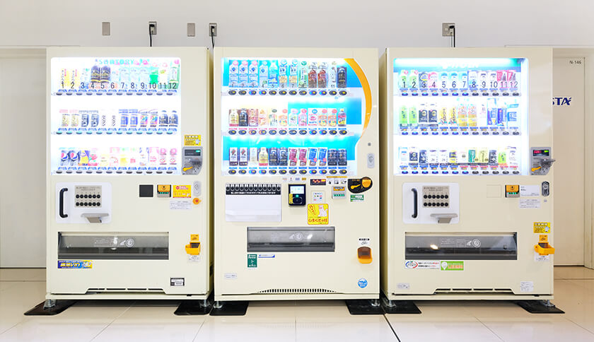 自動販売機の画像です。国内線ターミナルにユニバサールデザインの自動販売機があります。